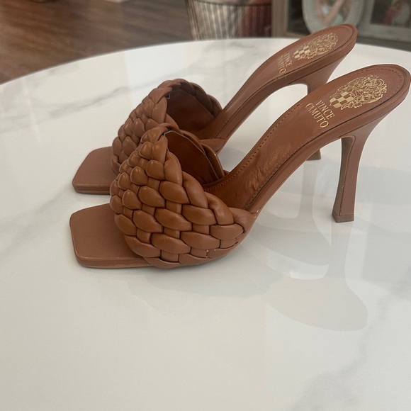 NWT Vince Camuto brown sandals! Never worn. Size 8.5! - Picture 1 of 6